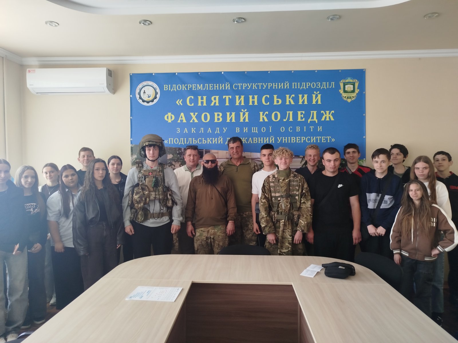 Заняття з тактичної медицини та військової підготовки.